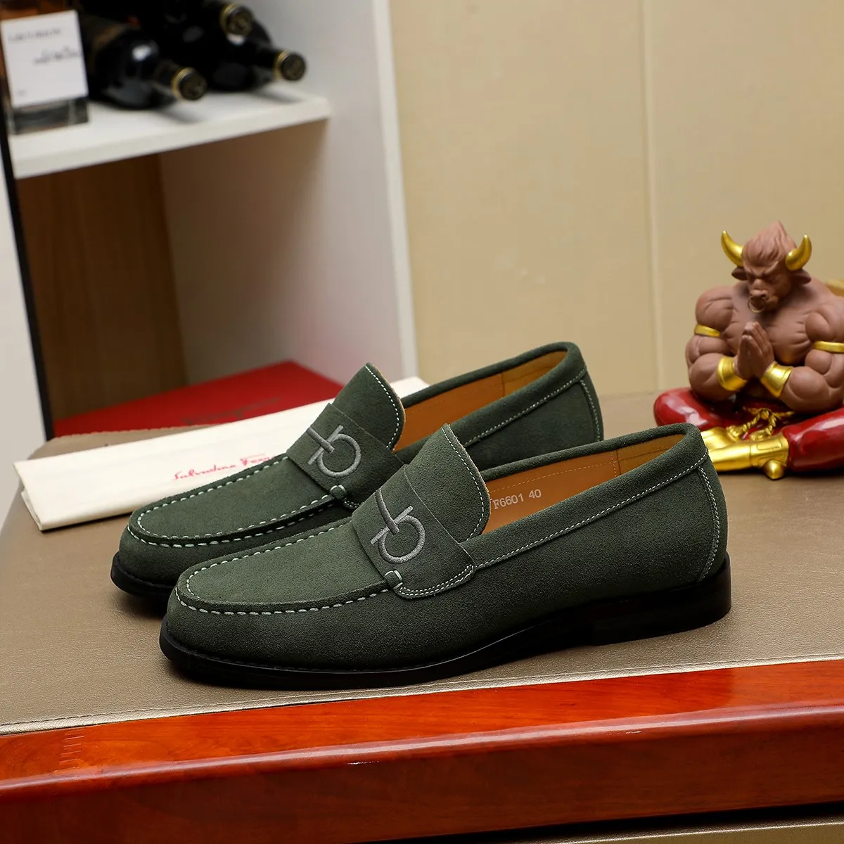 Men's shoes 💰460 🔥 Ferragamo new men's casual slip-on shoes 🇨🇳 Official website original 1:1 mold, original quality 💯 fine workmanship, high-end luxury ☘ The upper is made of imported Italian first-layer cowhide 🌴 Luxurious water dyeing 🐂 Leather lining 🍓 Rubber wear-resistant and non-slip outsole, breathable and comfortable to wear 🍍 The first choice for high-taste men, color optional! Code number 38-44 (45.46. Customized)